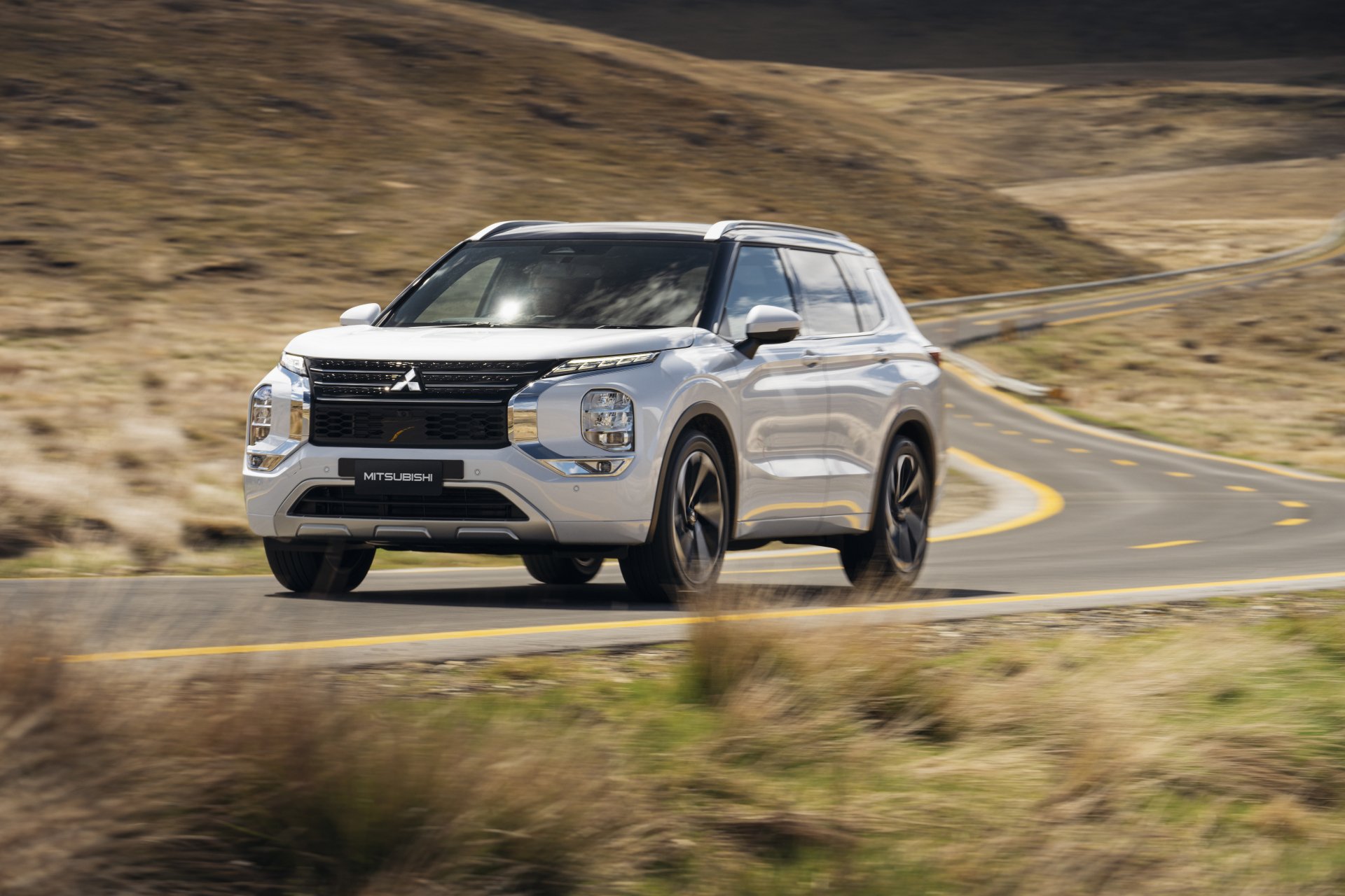 Download SUV Mitsubishi Outlander Exceed Vehicle Mitsubishi Outlander 8k Ultra HD Wallpaper