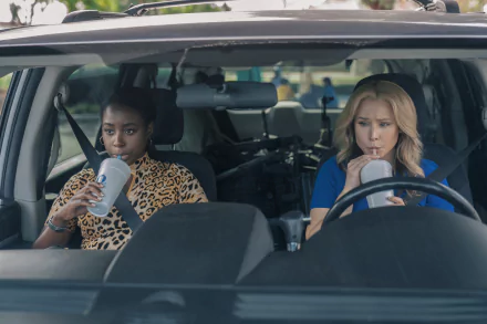Kirby Howell-Baptiste Kristen Bell movie Queenpins HD Desktop Wallpaper | Background Image