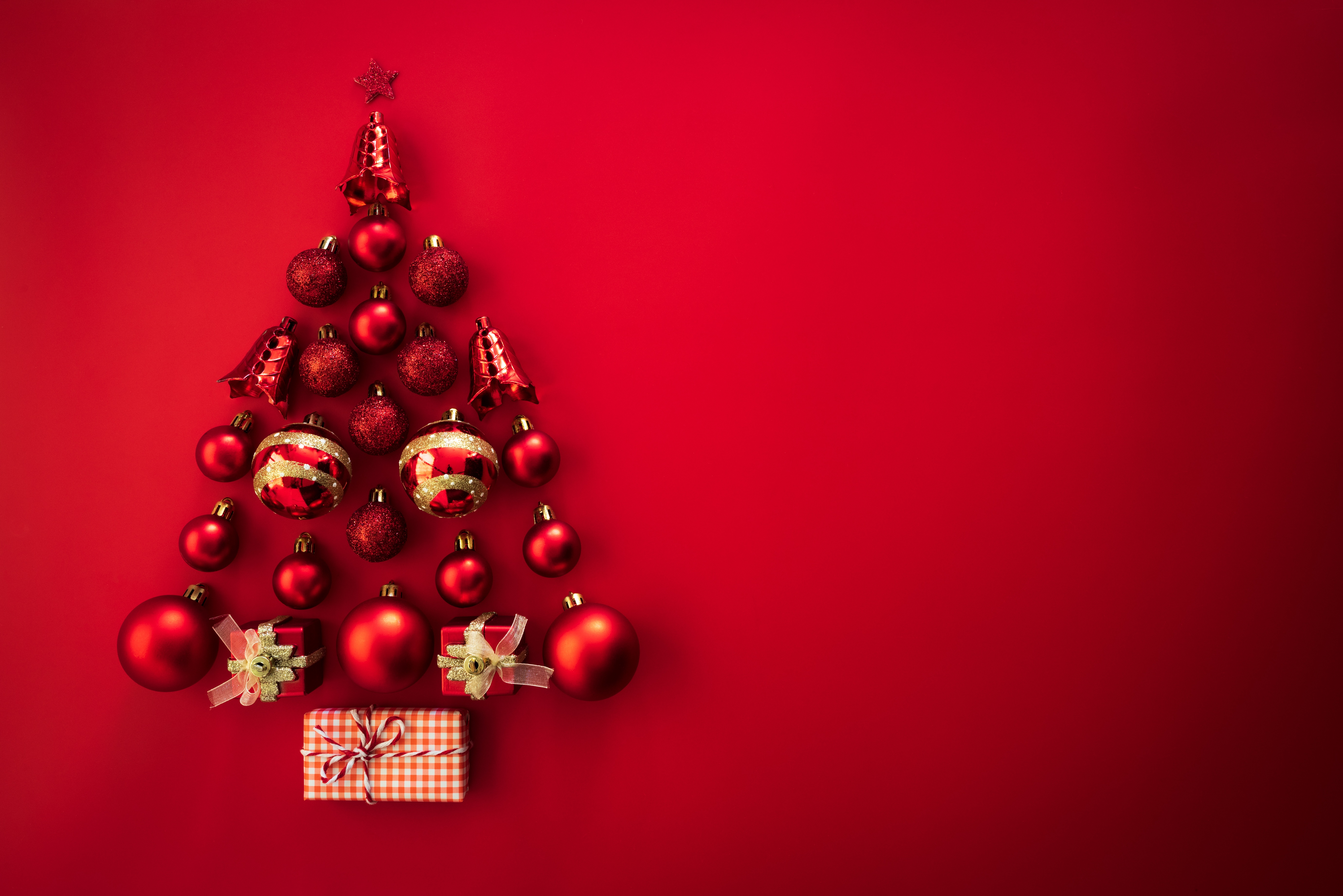 5K Ultra HD Red Ornament Christmas Tree Wallpaper, image size:5520x3684
