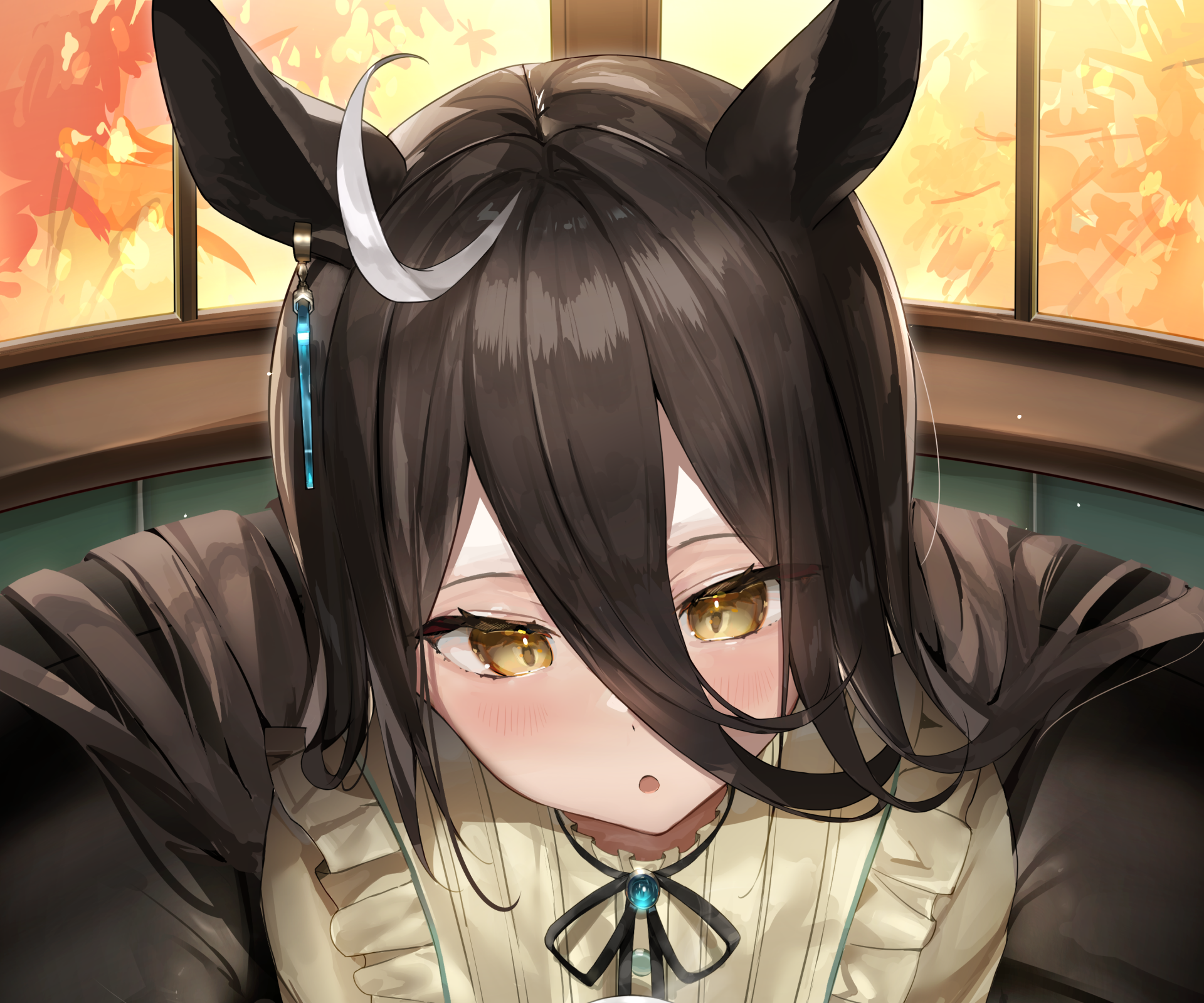 Close-up of Manhattan Café (Uma Musume: Pretty Derby) anime girl with horse-ear accessory and gold eyes leaning over a café booth, warm autumn light through the window — 2K Quad HD PC desktop wallpaper.