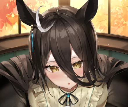 Close-up of Manhattan Café (Uma Musume: Pretty Derby) anime girl with horse-ear accessory and gold eyes leaning over a café booth, warm autumn light through the window — 2K Quad HD PC desktop wallpaper.