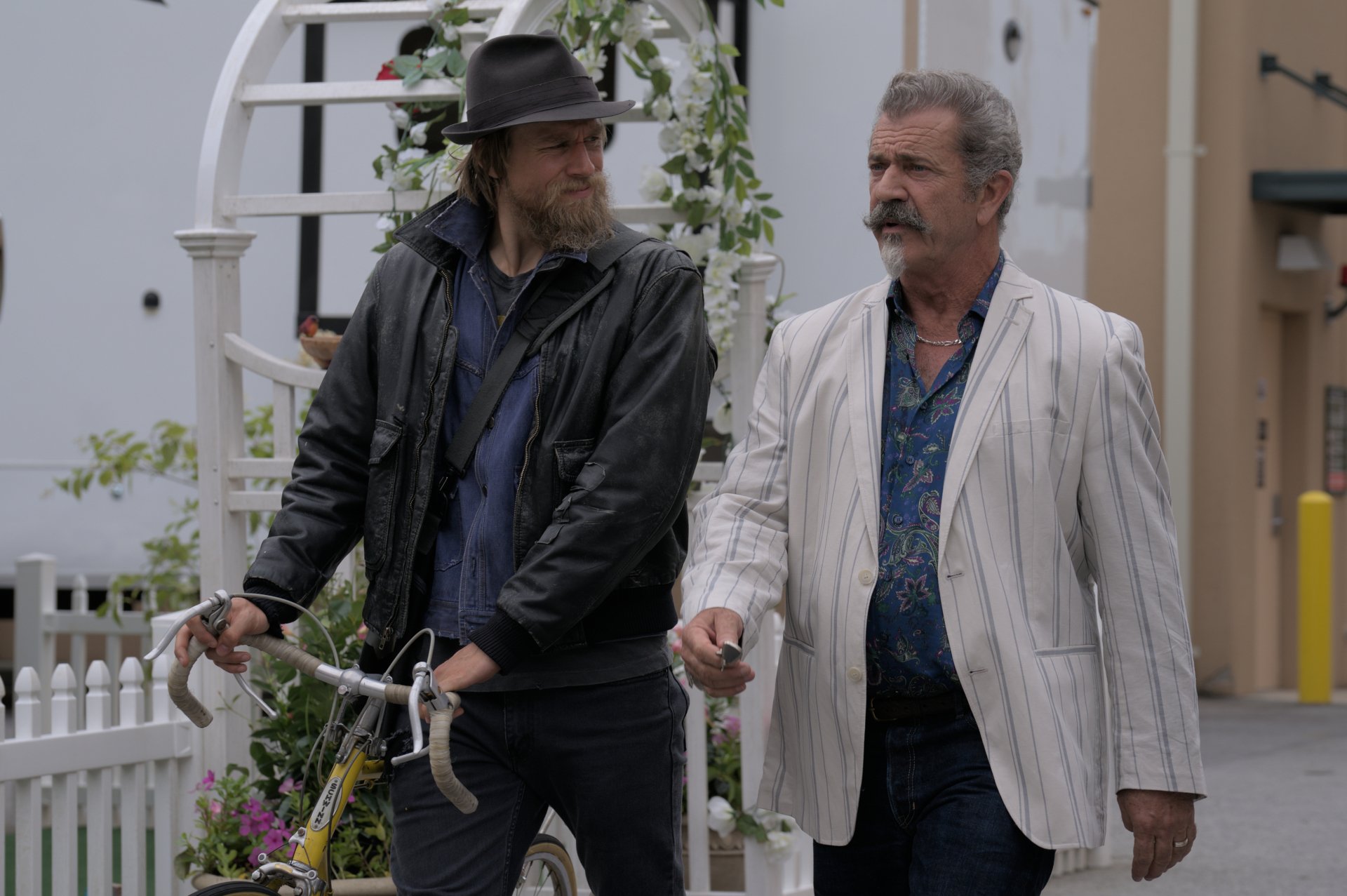 Download Mel Gibson Charlie Hunnam Movie Last Looks 4k Ultra HD Wallpaper