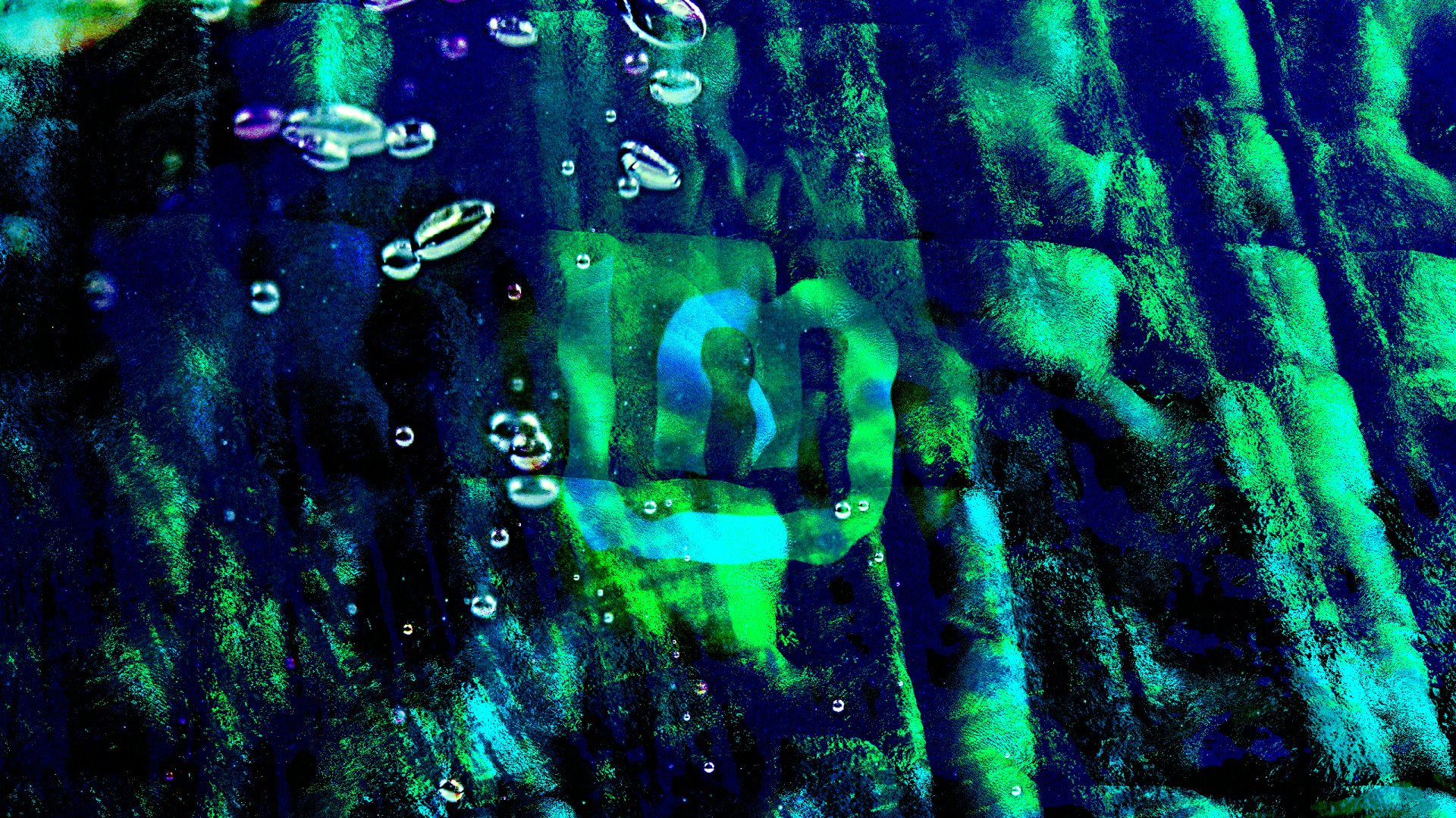 Abstract green-blue Linux Mint logo with water droplets, textured 2K Quad HD PC desktop wallpaper highlighting Linux and technology themes.