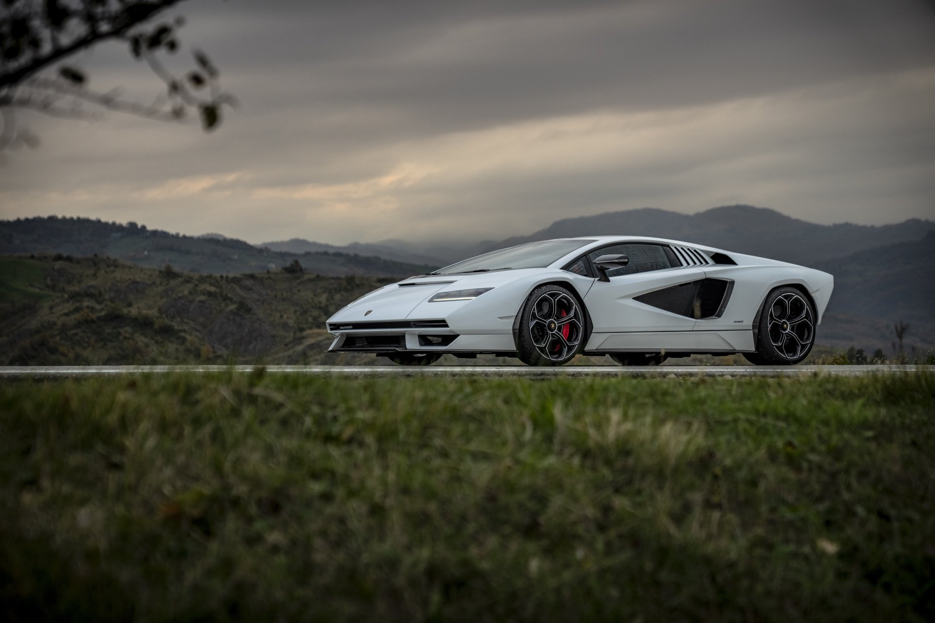 Download Supercar Vehicle Lamborghini Countach LPI 800-4 8k Ultra HD Wallpaper