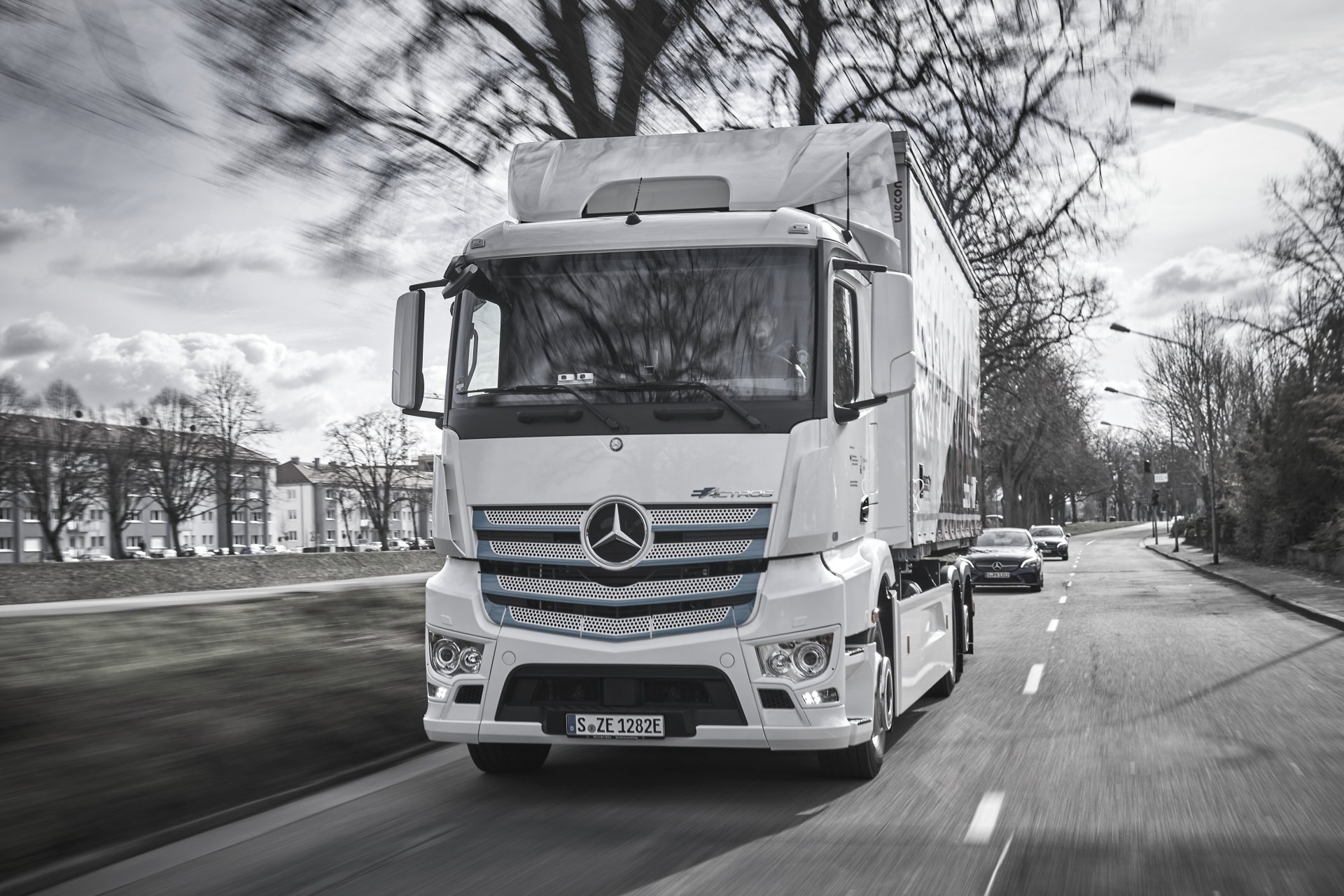 Download Vehicle Mercedes-Benz Actros HD Wallpaper