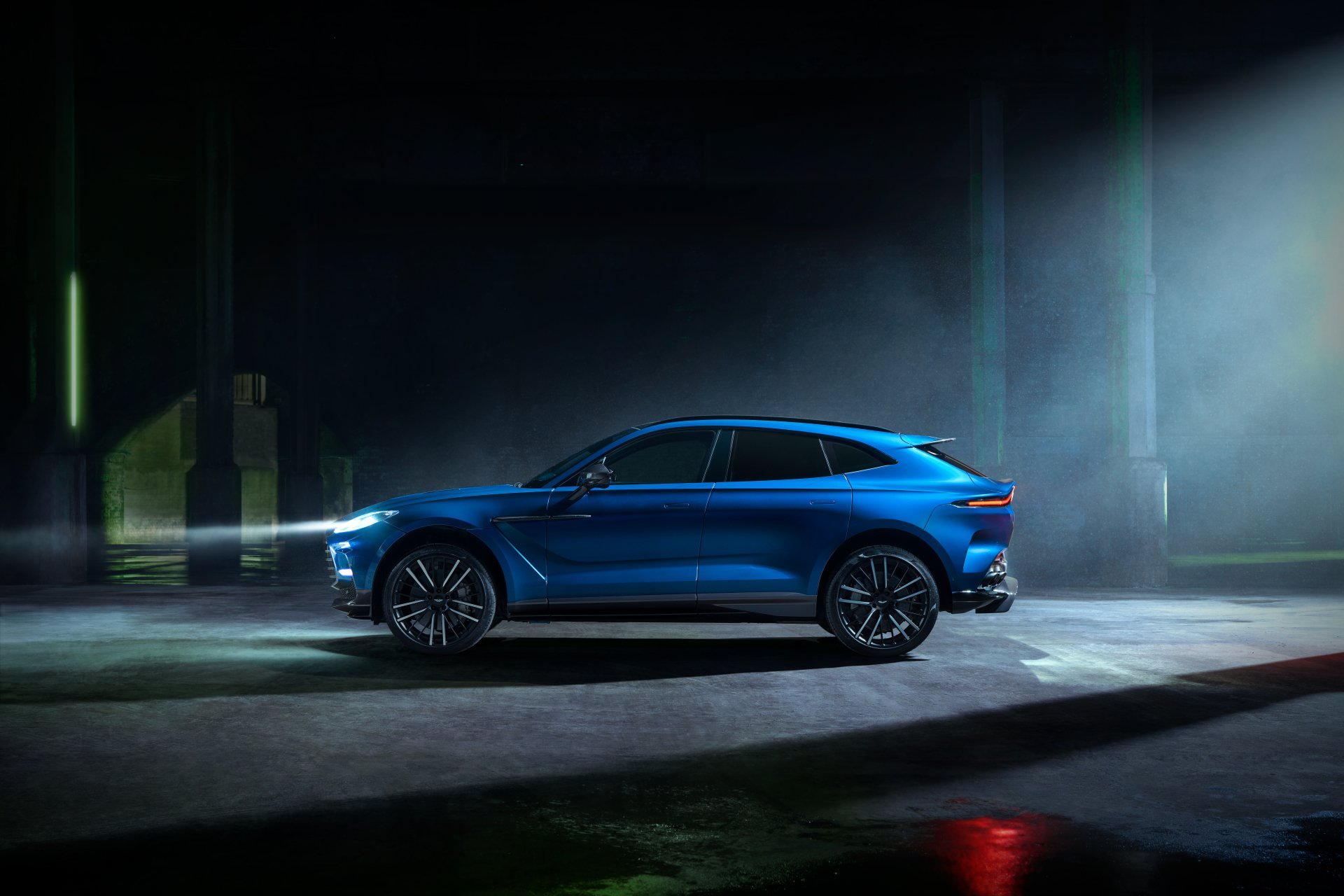 Download SUV Vehicle Aston Martin DBX707 8k Ultra HD Wallpaper