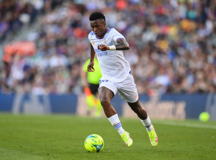 Vinícius Júnior in action on the soccer field, captured in a dynamic HD sports wallpaper for PC desktop background.