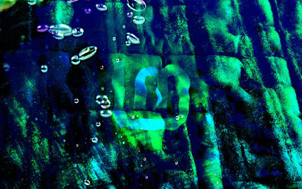 Abstract green-blue Linux Mint logo with water droplets, textured 2K Quad HD PC desktop wallpaper highlighting Linux and technology themes.