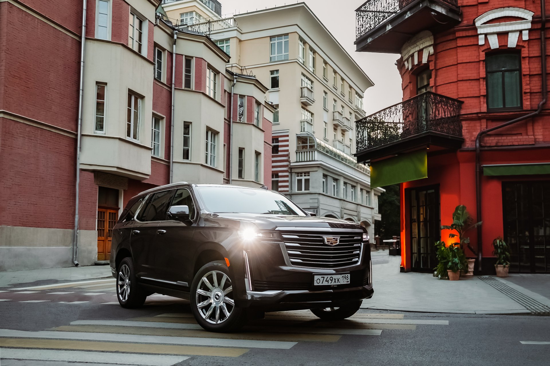 Download SUV Vehicle Cadillac Escalade 600 4k Ultra HD Wallpaper