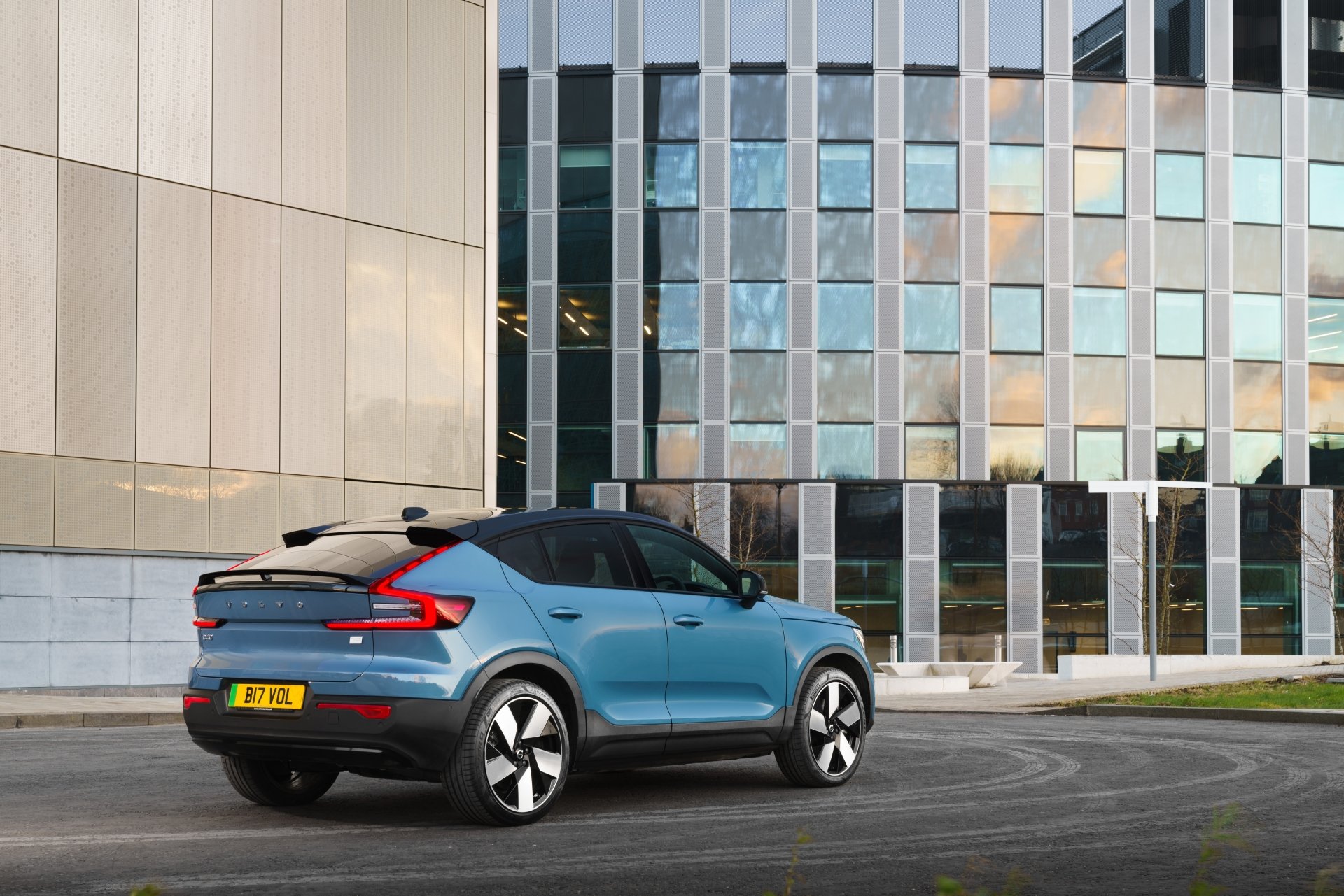 Download SUV Vehicle Volvo C40 8k Ultra HD Wallpaper