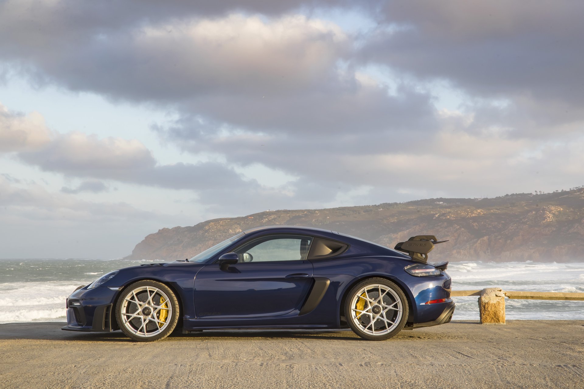 Download Vehicle Porsche 718 Cayman GT4 4k Ultra HD Wallpaper