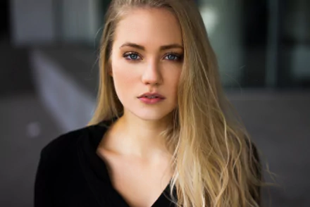 HD PC desktop wallpaper of a blonde woman model: close-up portrait with long hair, calm neutral expression and a soft, blurred background.