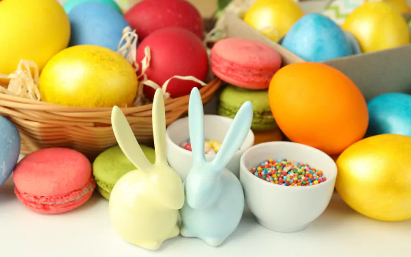 Easter holiday 5K Ultra HD PC desktop wallpaper: colorful dyed eggs, pastel ceramic bunnies, macarons and a bowl of rainbow sprinkles on a bright background.