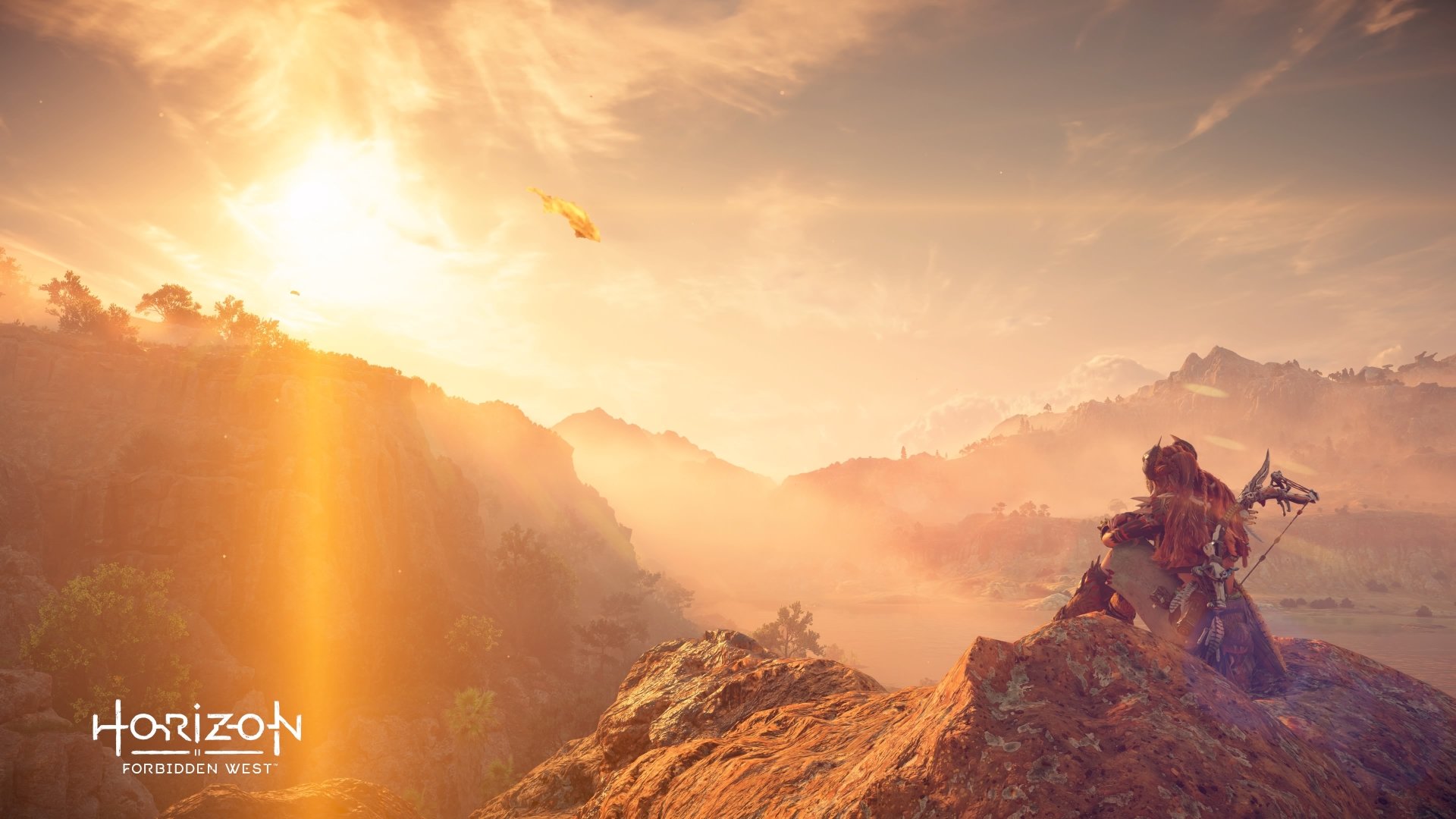 Horizon Forbidden West (video game) 4K Ultra HD PC desktop wallpaper/background: Aloy crouches on a sunlit cliff, overlooking misty valleys and a flying machine at sunrise.