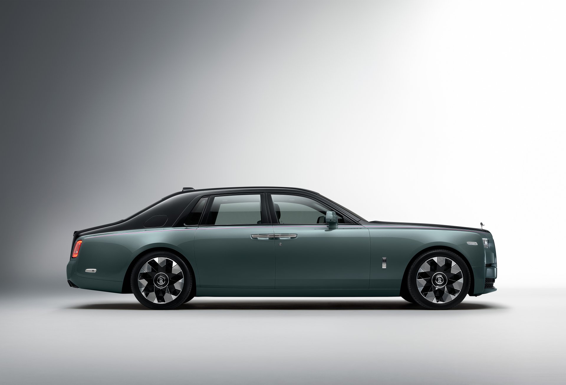 Download Vehicle Rolls-Royce Phantom 8k Ultra HD Wallpaper