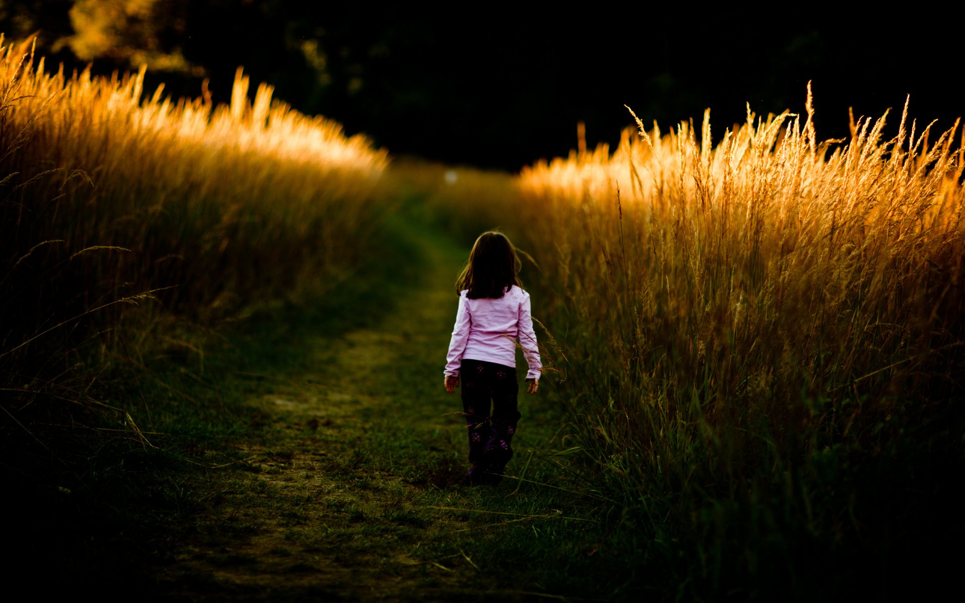 Девочка идет по траве