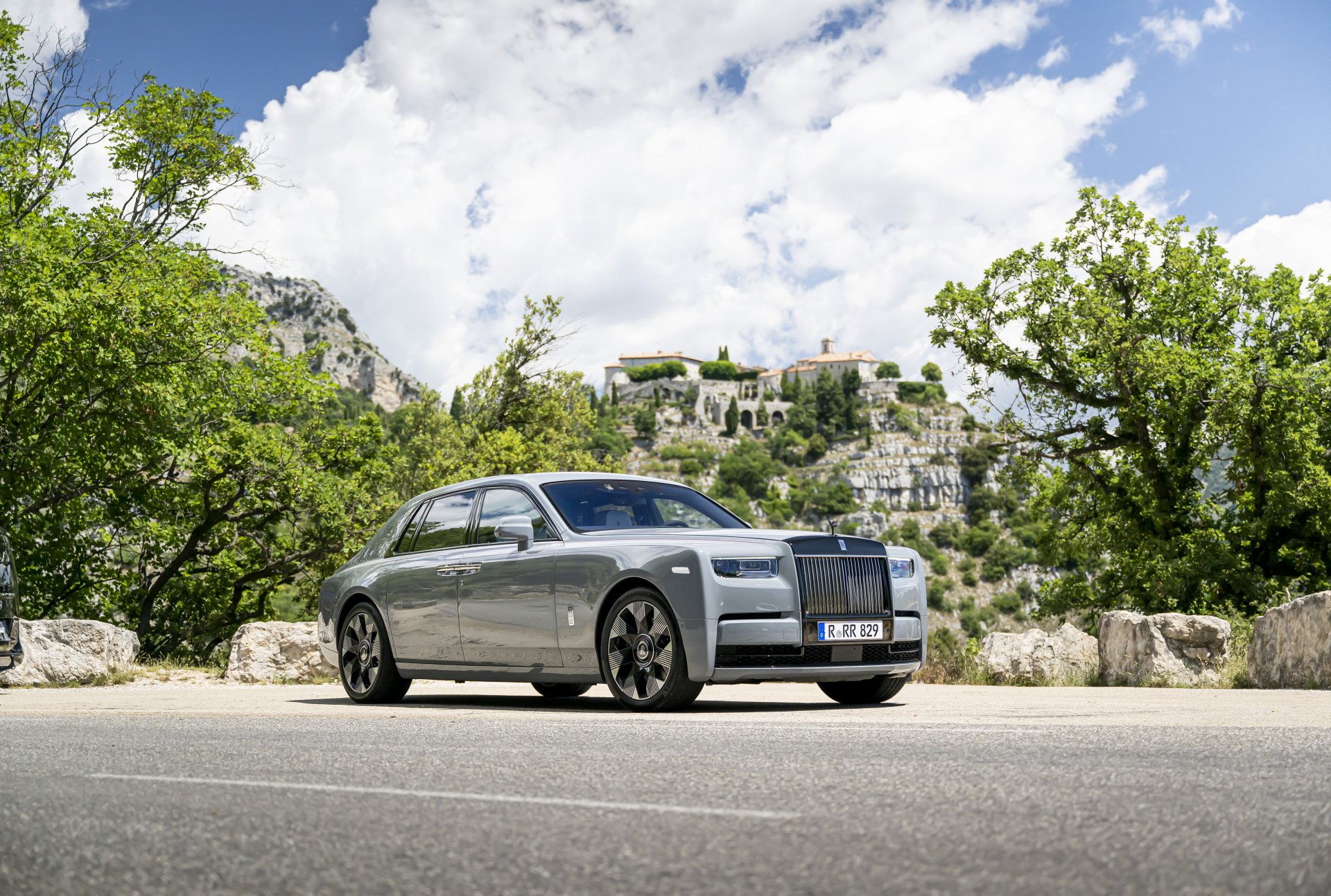 Download Vehicle Rolls-Royce Phantom 8k Ultra HD Wallpaper