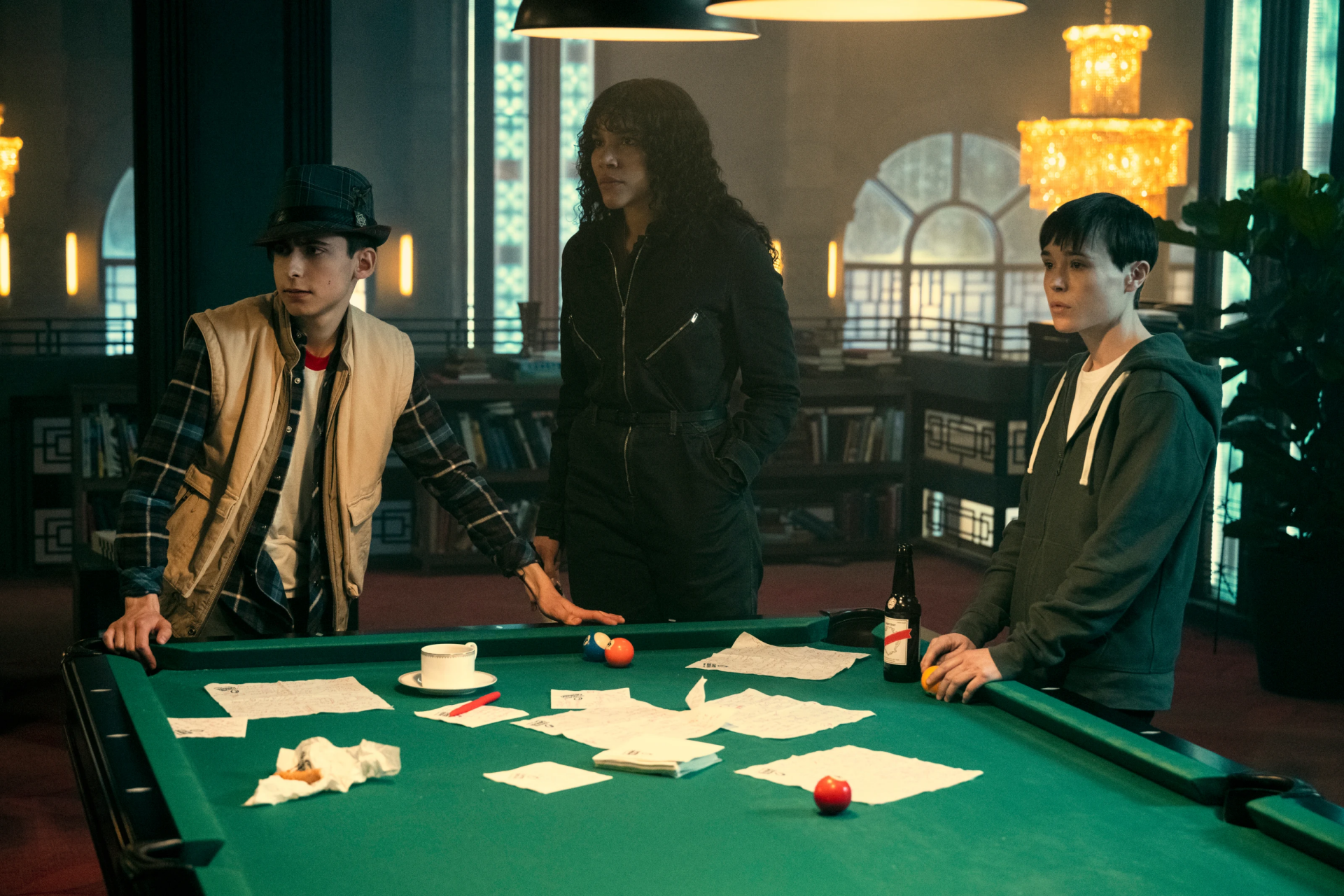 Download Viktor Hargreeves Allison Hargreeves Number Five (The Umbrella Academy) TV Show The Umbrella Academy HD Wallpaper