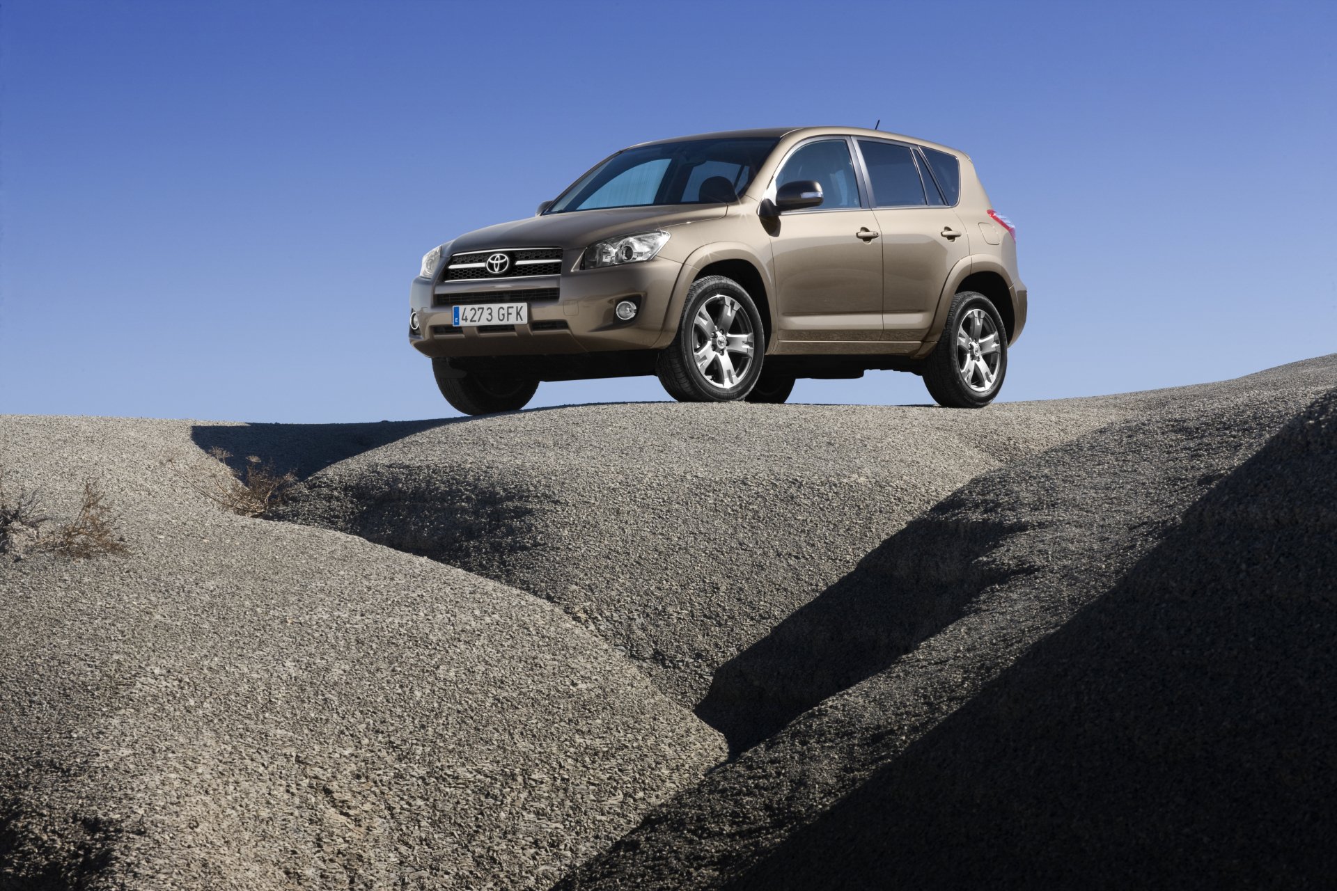 Download Vehicle Toyota RAV4 4k Ultra HD Wallpaper