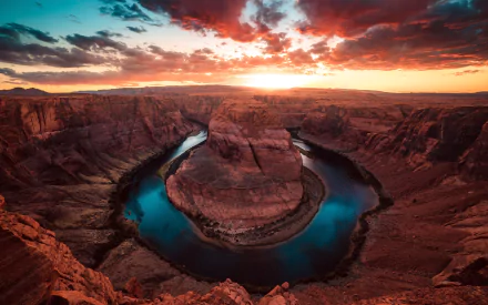 5K Ultra HD PC desktop wallpaper of Horseshoe Bend canyon at sunset, the Colorado River curving around a sandstone meander beneath a dramatic sky — nature background.