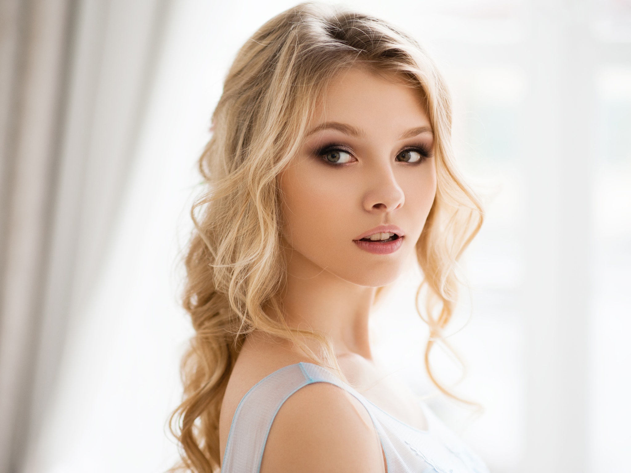 Download Woman Model HD Wallpaper