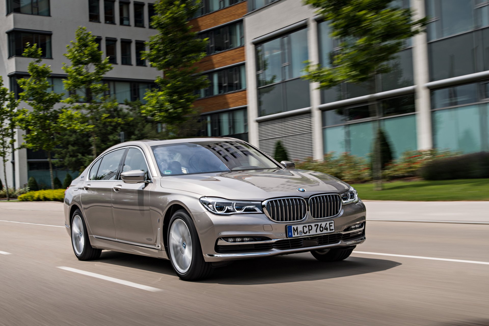 Download Vehicle BMW 740 4k Ultra HD Wallpaper