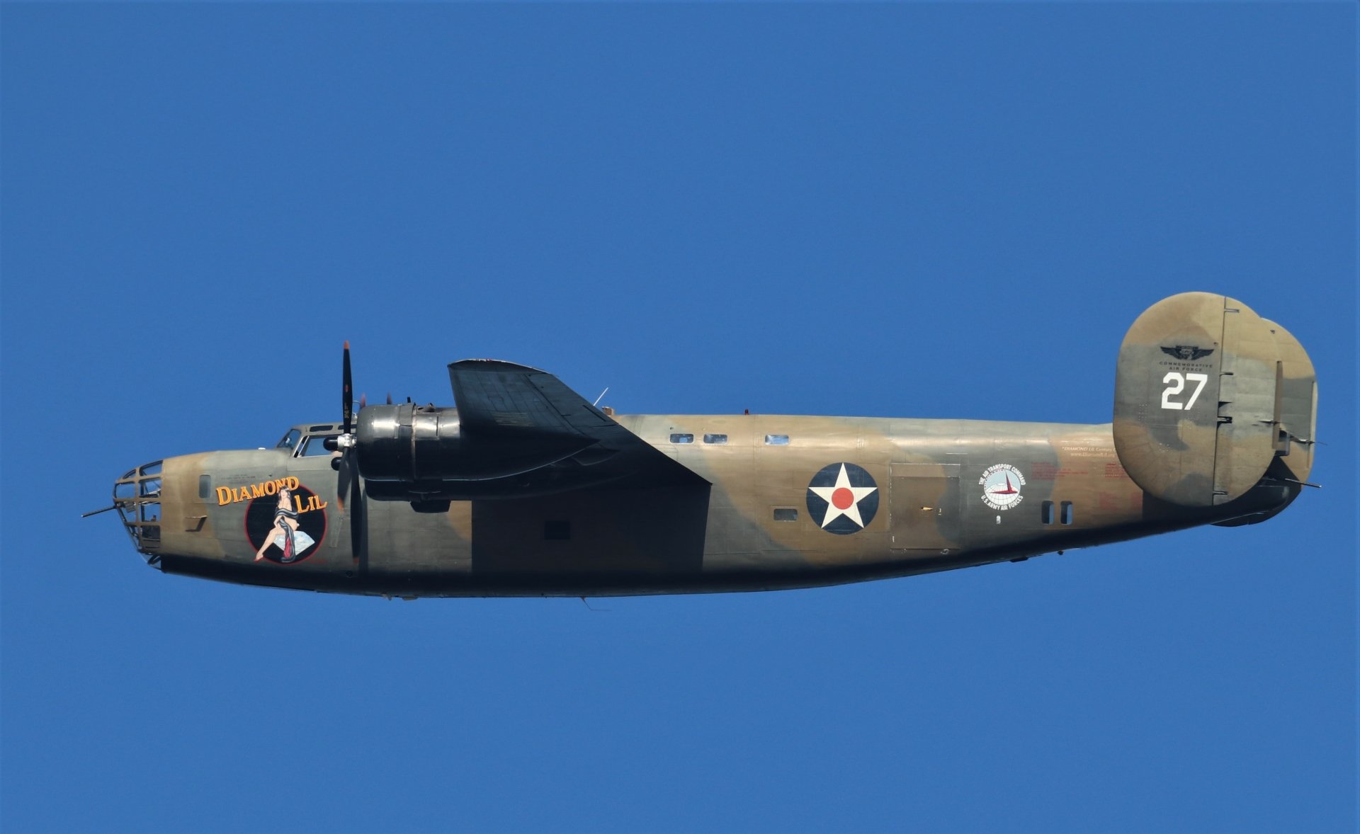 4K Ultra HD desktop wallpaper featuring a military Consolidated B-24 Liberator bomber flying against a clear blue sky.