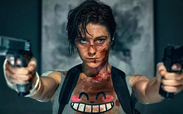 4K Ultra HD PC desktop wallpaper: intense still from the movie Kate - bloodied woman aiming two pistols with a fierce, determined stare.