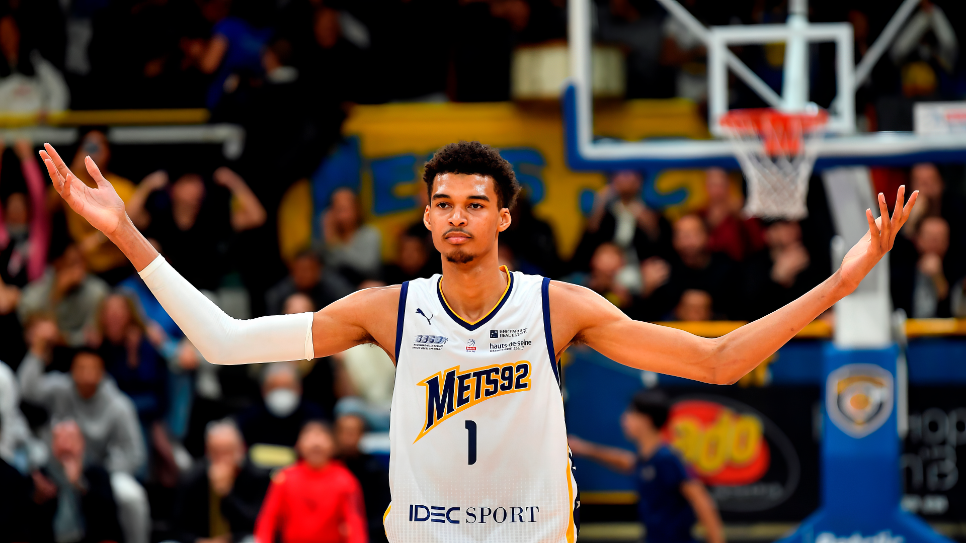 HD desktop wallpaper featuring a basketball player in action on the court with arms outstretched, wearing a Metropolitans 92 jersey.