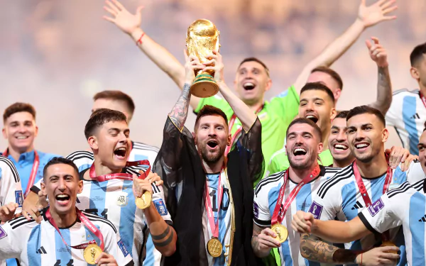 HD desktop wallpaper featuring Lionel Messi, Ángel Di María, and Paulo Dybala celebrating with the Argentina National Football Team holding a trophy.