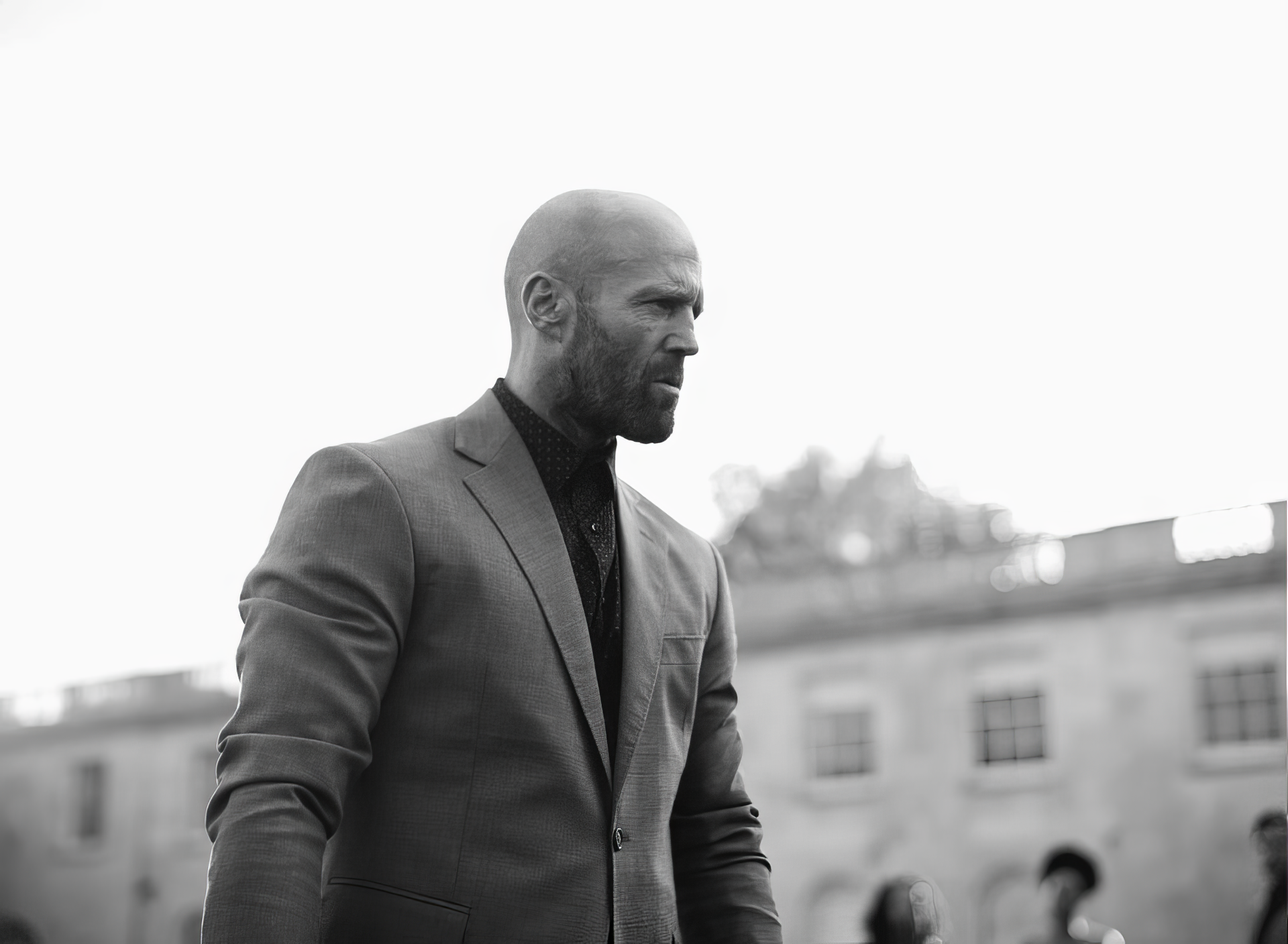 HD wallpaper featuring a monochrome image of Jason Statham from the movie The Beekeeper as a sharp desktop background.