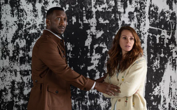 HD wallpaper featuring two characters from 'Leave the World Behind' movie standing against a black and white abstract backdrop for desktop background.