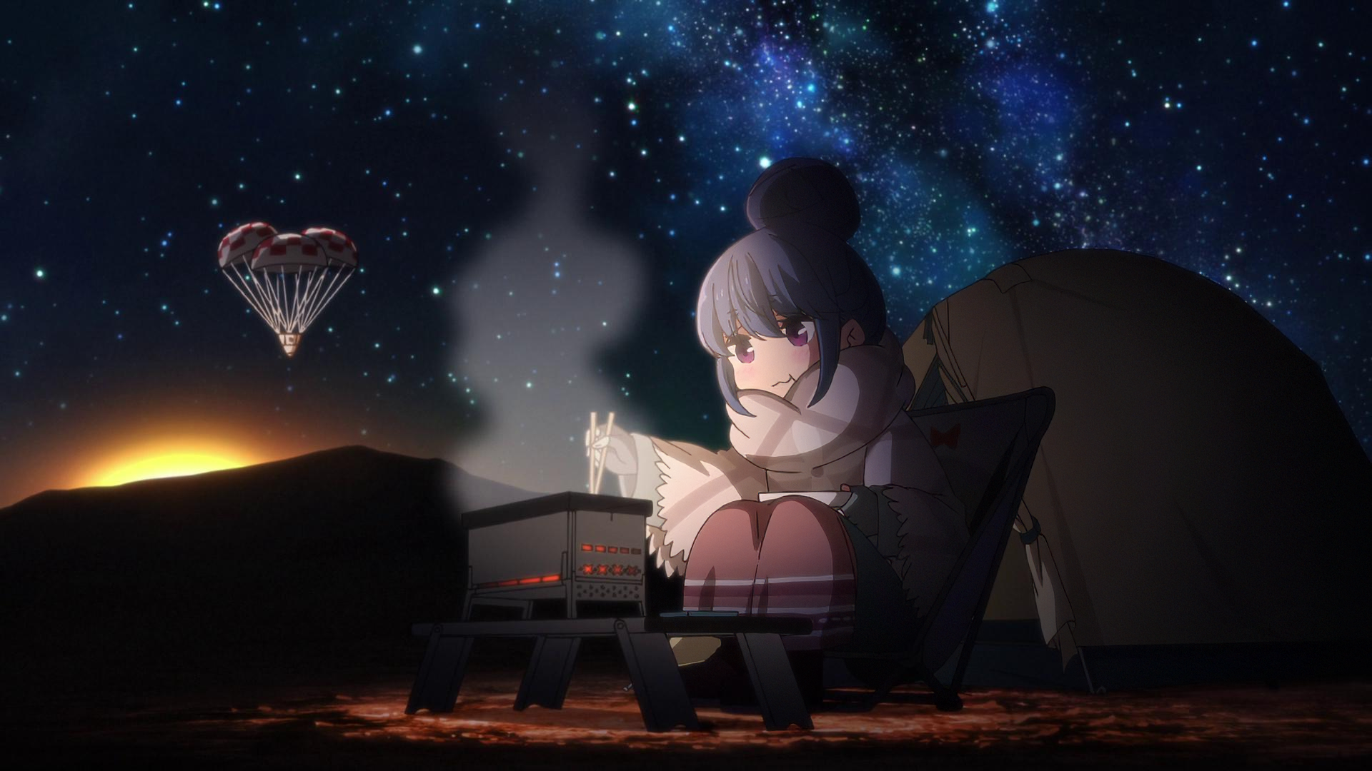 HD anime wallpaper featuring Rin Shima from Laid-Back Camp, sitting by the campfire under a starry sky with a hot air balloon silhouette in the distance.