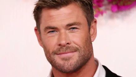 Chris Hemsworth smiles confidently, captured in a vibrant moment from the Academy Awards. This HD desktop wallpaper showcases his charismatic presence.