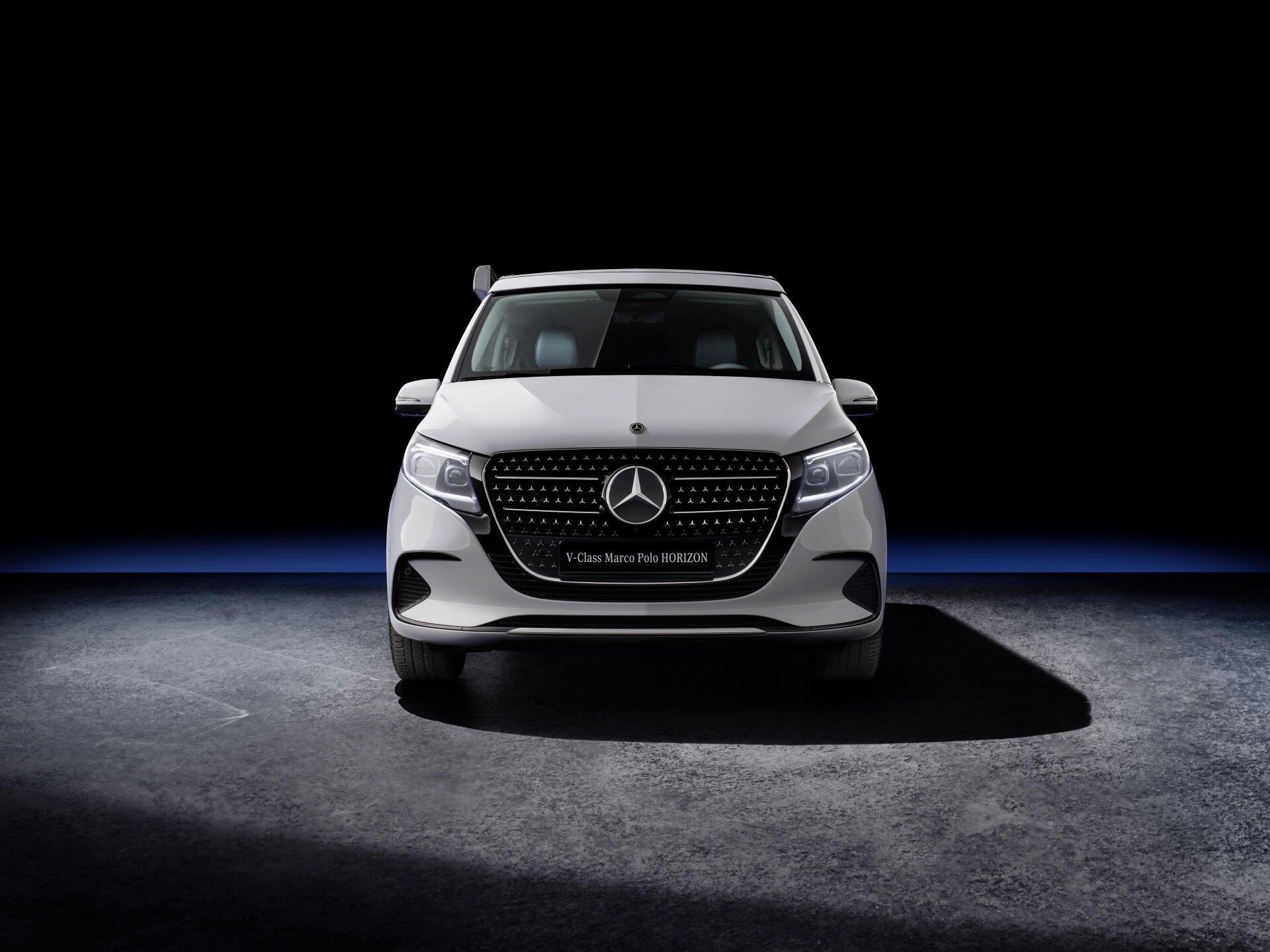 Front view of a white Mercedes-Benz V-Class Marco Polo vehicle against a dark background, rendered as a 4K Ultra HD PC desktop wallpaper.