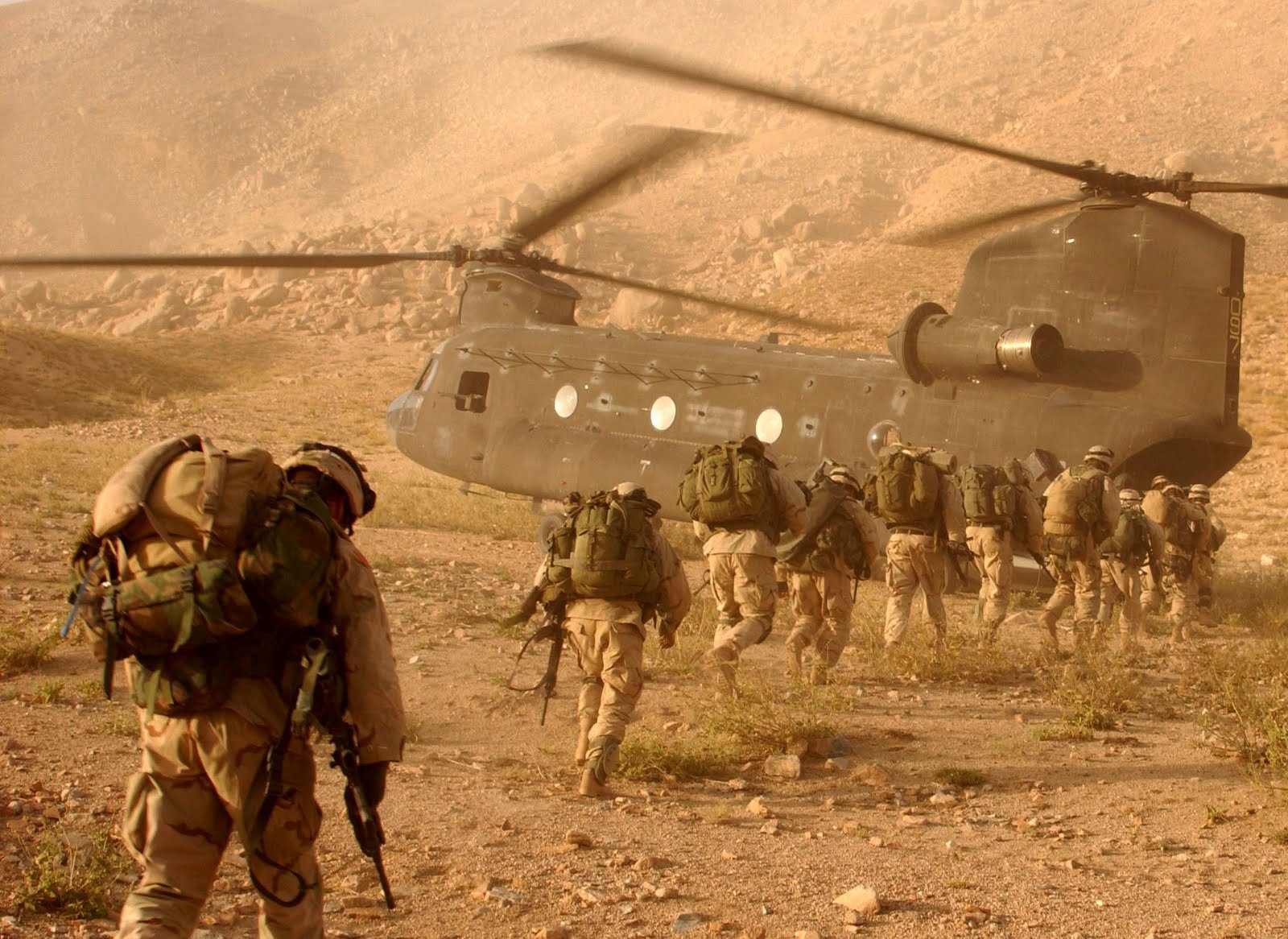 Download Military Boeing CH-47 Chinook Wallpaper