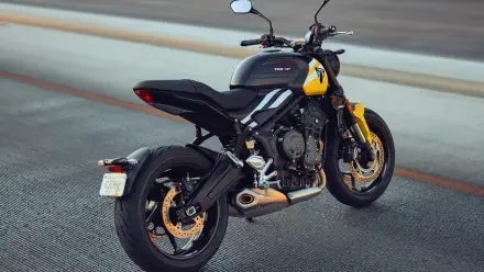 A sleek Triumph Trident 660 motorcycle is showcased in an 8K Ultra HD image, highlighting its modern design and striking black and yellow color scheme.