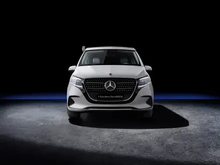 Front view of a white Mercedes-Benz V-Class Marco Polo vehicle against a dark background, rendered as a 4K Ultra HD PC desktop wallpaper.