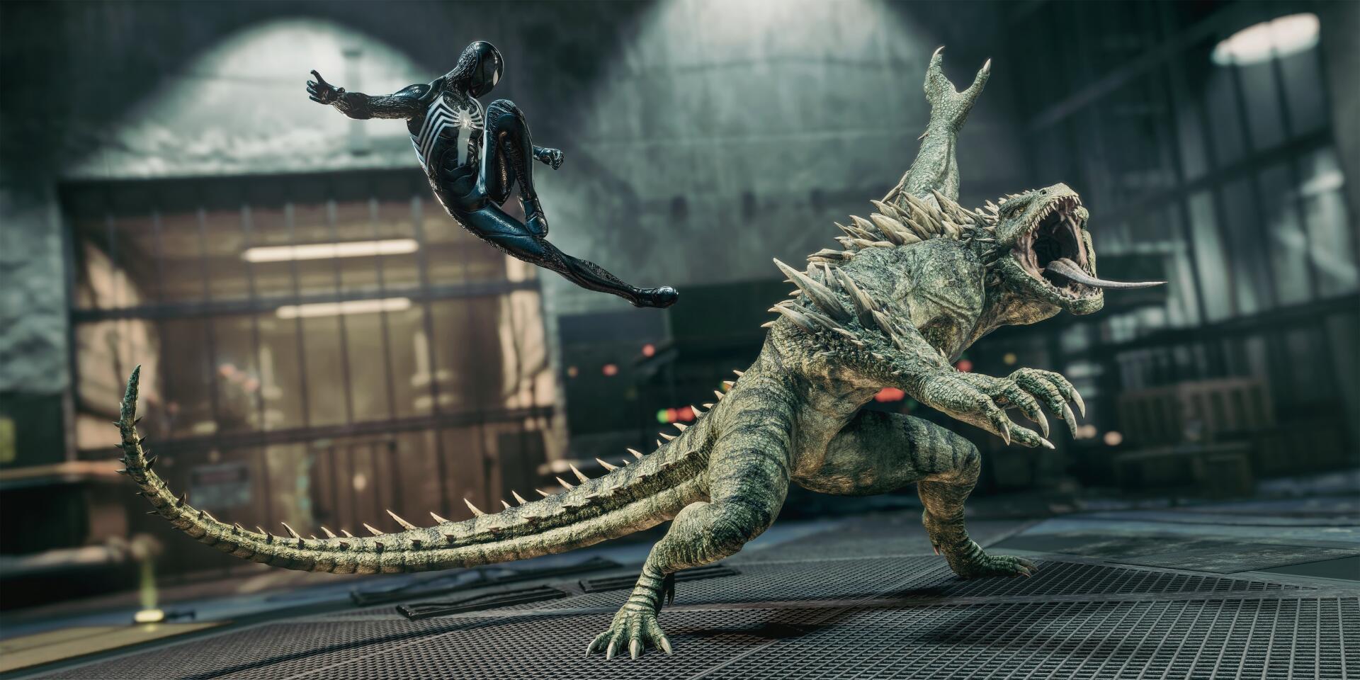 2K Quad HD PC desktop wallpaper from the video game Marvel's Spider-Man 2: black‑suited Spider-Man lunges at a snarling Lizard (Marvel Comics) in a gritty industrial arena.