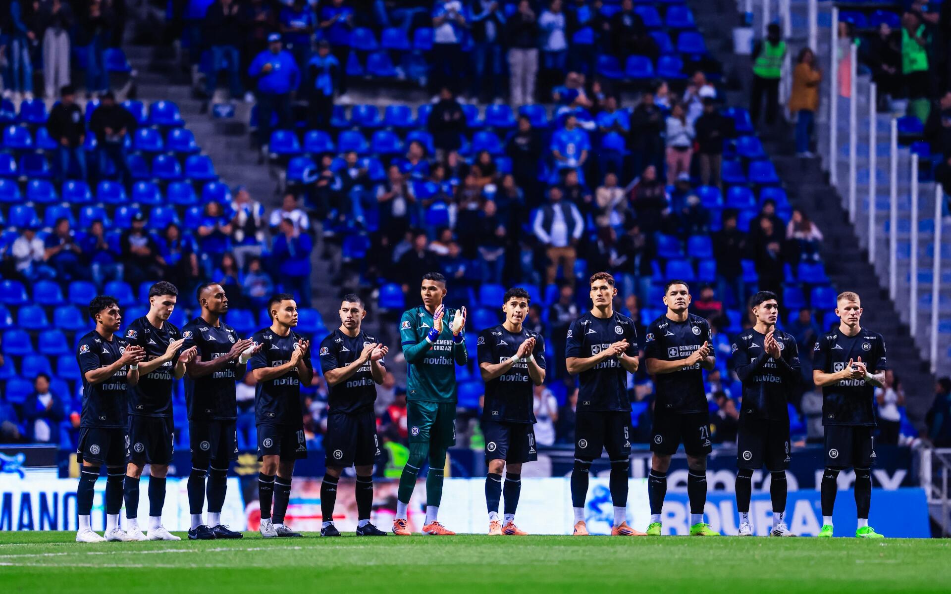 Cruz Azul soccer squad standing in formation on the field before kickoff, blue-filled stands behind them — 4K Ultra HD PC desktop wallpaper/background.