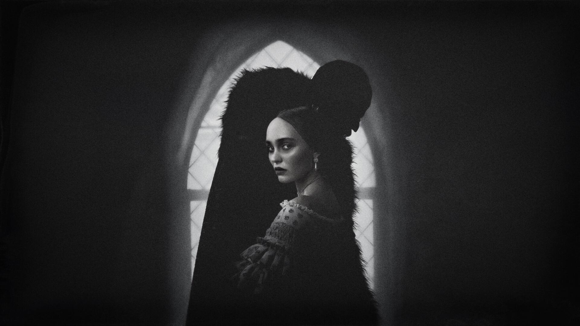 Nosferatu (2024) 4K Ultra HD PC Desktop Wallpaper and Background: black-and-white gothic scene of a pale woman before a towering shadowy vampire beneath an arched window.