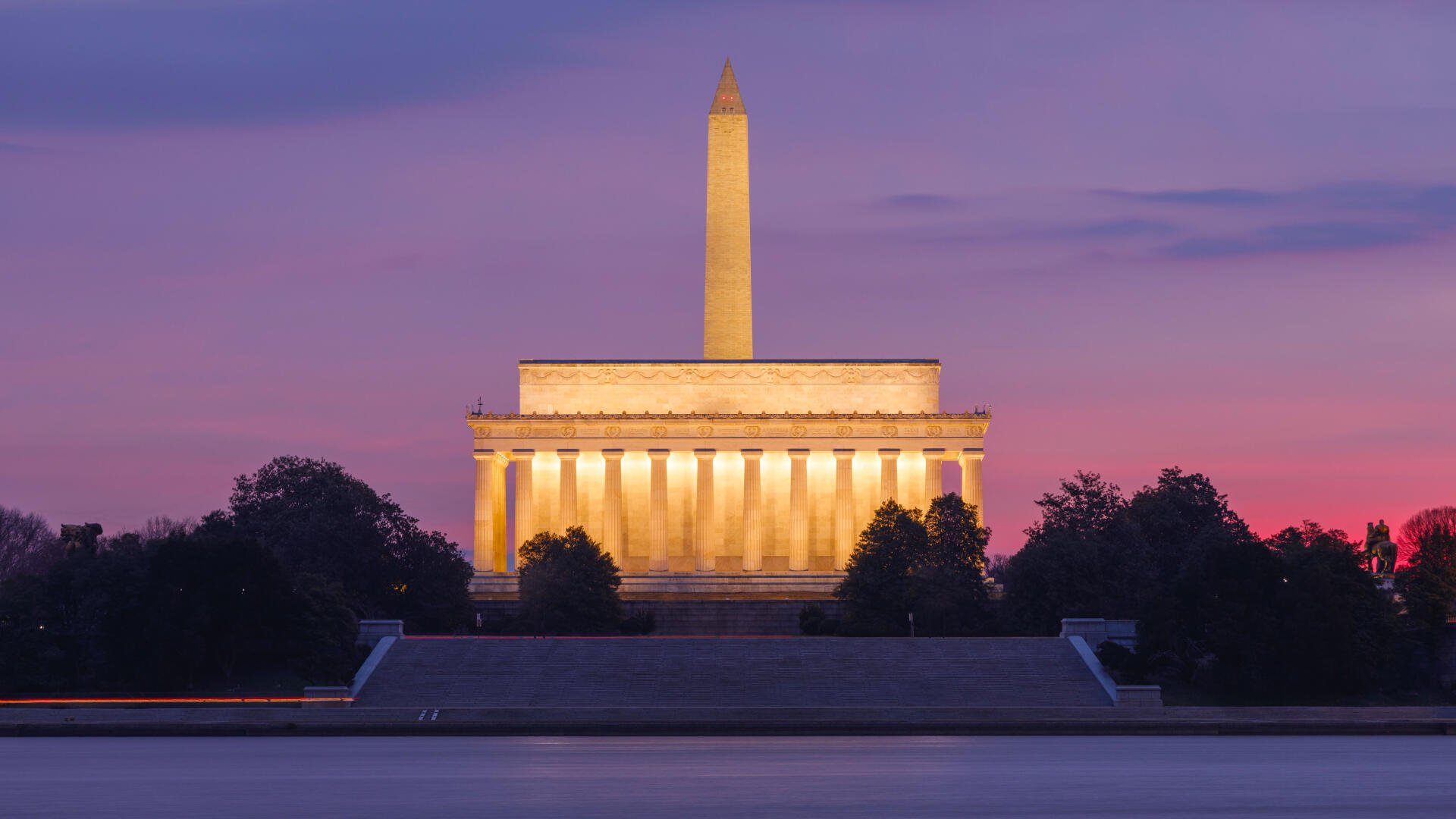 Lincoln Memorial and Washington Monument at dusk in Washington, USA, illuminated neoclassical architecture — 5K Ultra HD PC desktop wallpaper.