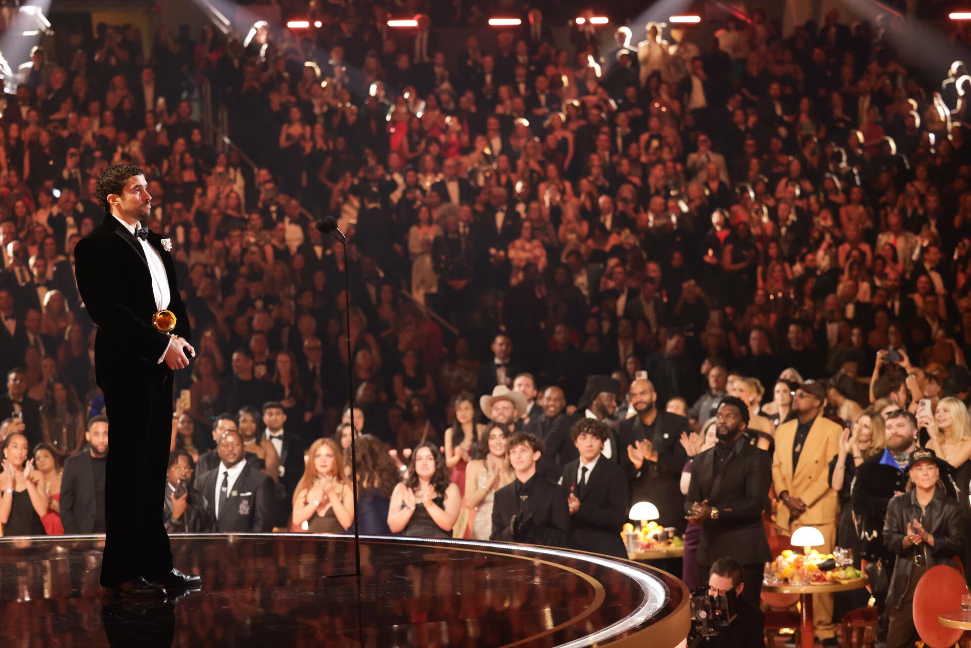 4K Ultra HD desktop wallpaper of a Grammy Awards music moment: a solo artist onstage while a cheering audience applauds.