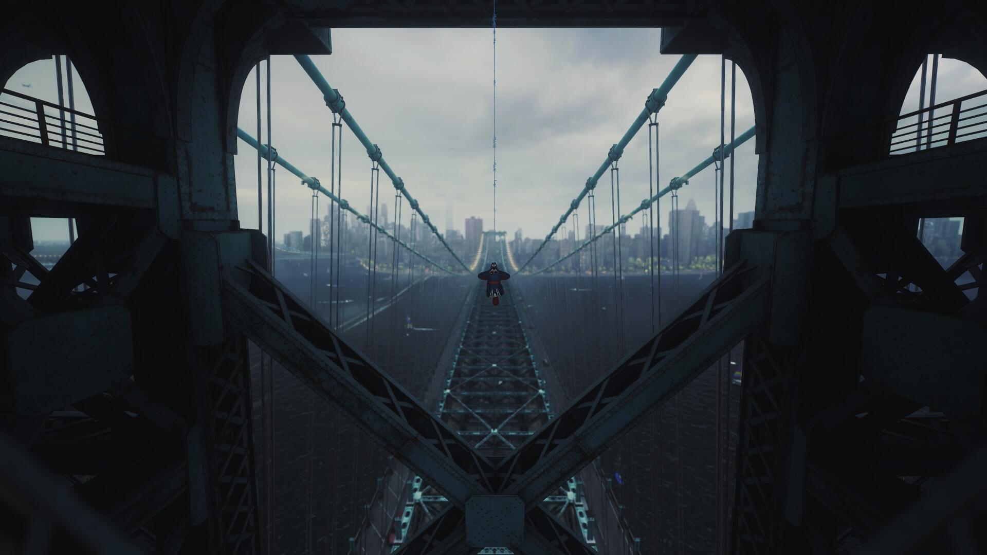 Marvel's Spider-Man 2 action-adventure 4K Ultra HD PC desktop wallpaper: Spider-Man perched on a misty suspension-bridge truss, city skyline fading into fog under an overcast sky.