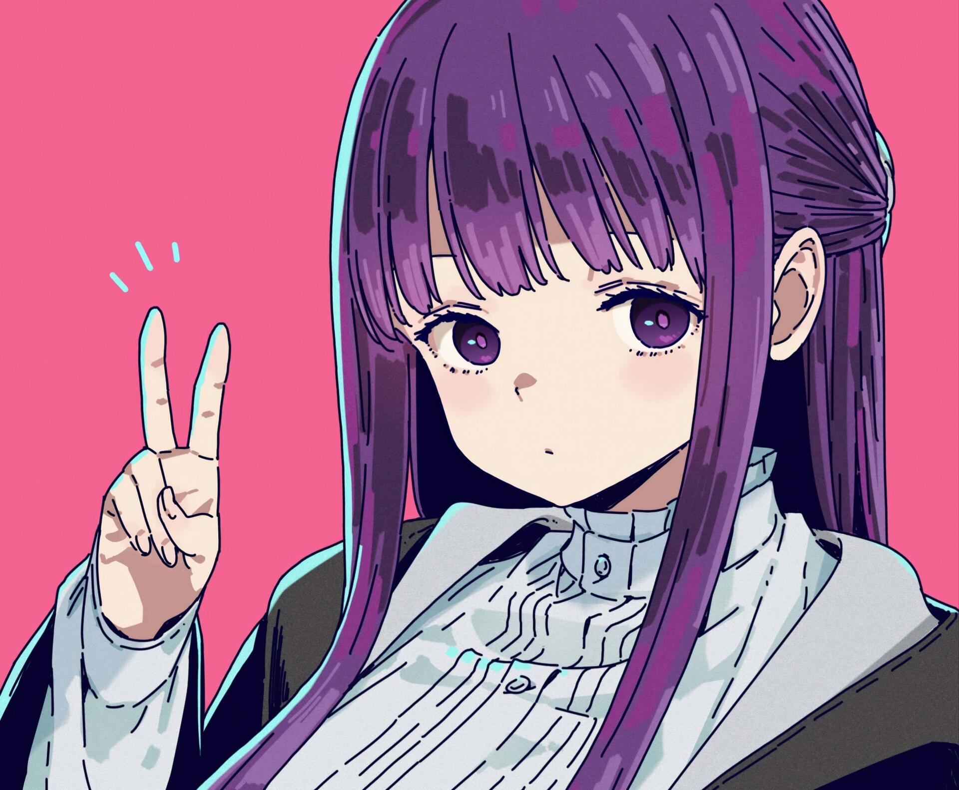 Close-up anime portrait of Fern (Frieren: Beyond Journey's End) with long purple hair flashing a peace sign on a pink background — 2K Quad HD PC desktop wallpaper.