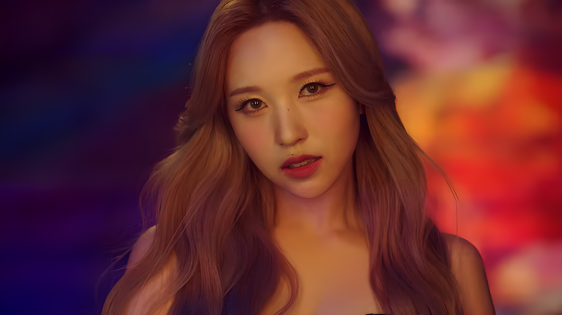 Blonde woman in a k-pop–inspired watercolor portrait with soft warm bokeh, rendered as a 4K Ultra HD PC desktop wallpaper.