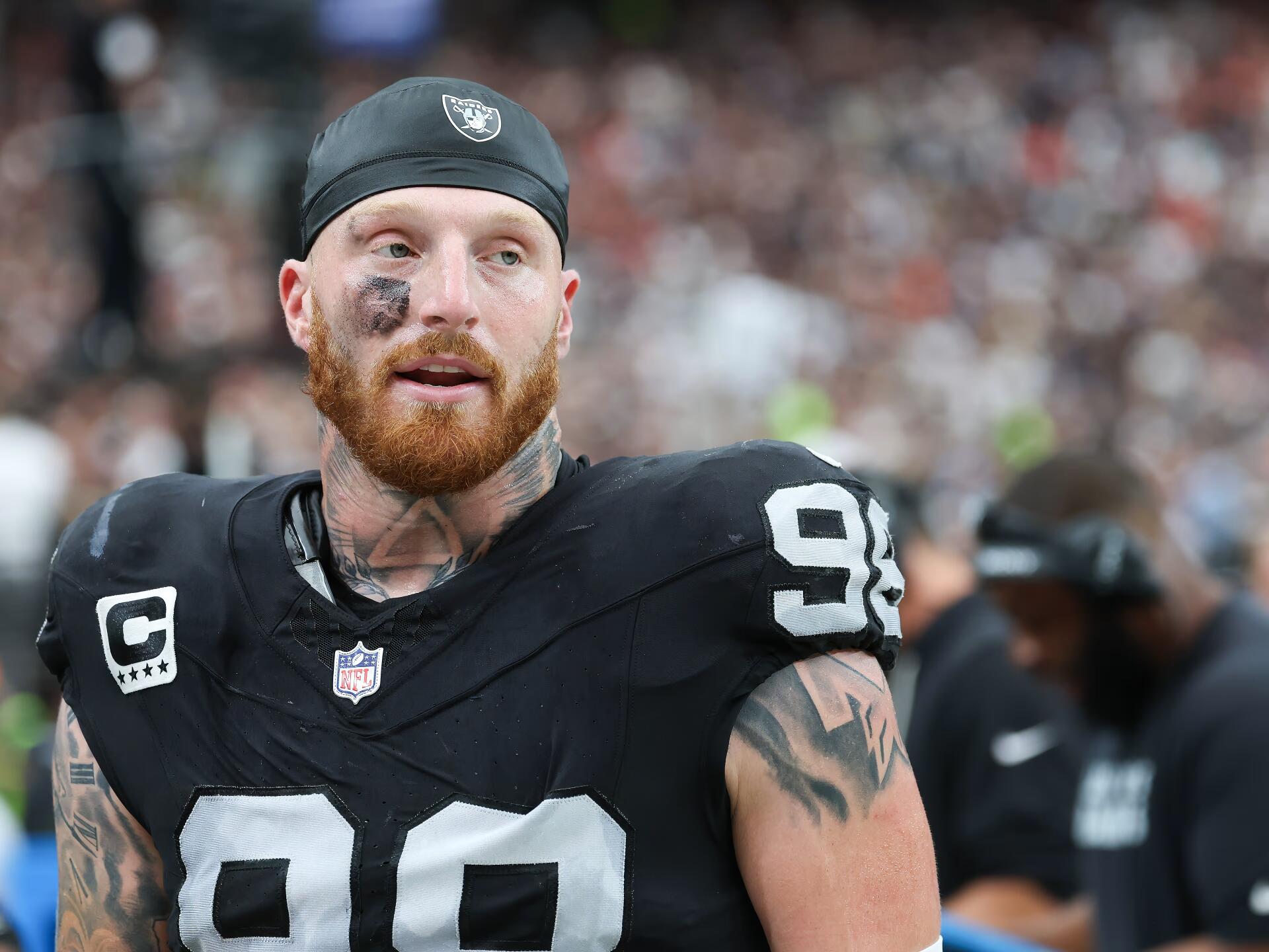 4K Ultra HD PC desktop wallpaper of a bearded NFL defensive lineman in a black #92 jersey on the sideline, football stadium blurred behind — tagged Baltimore Ravens.
