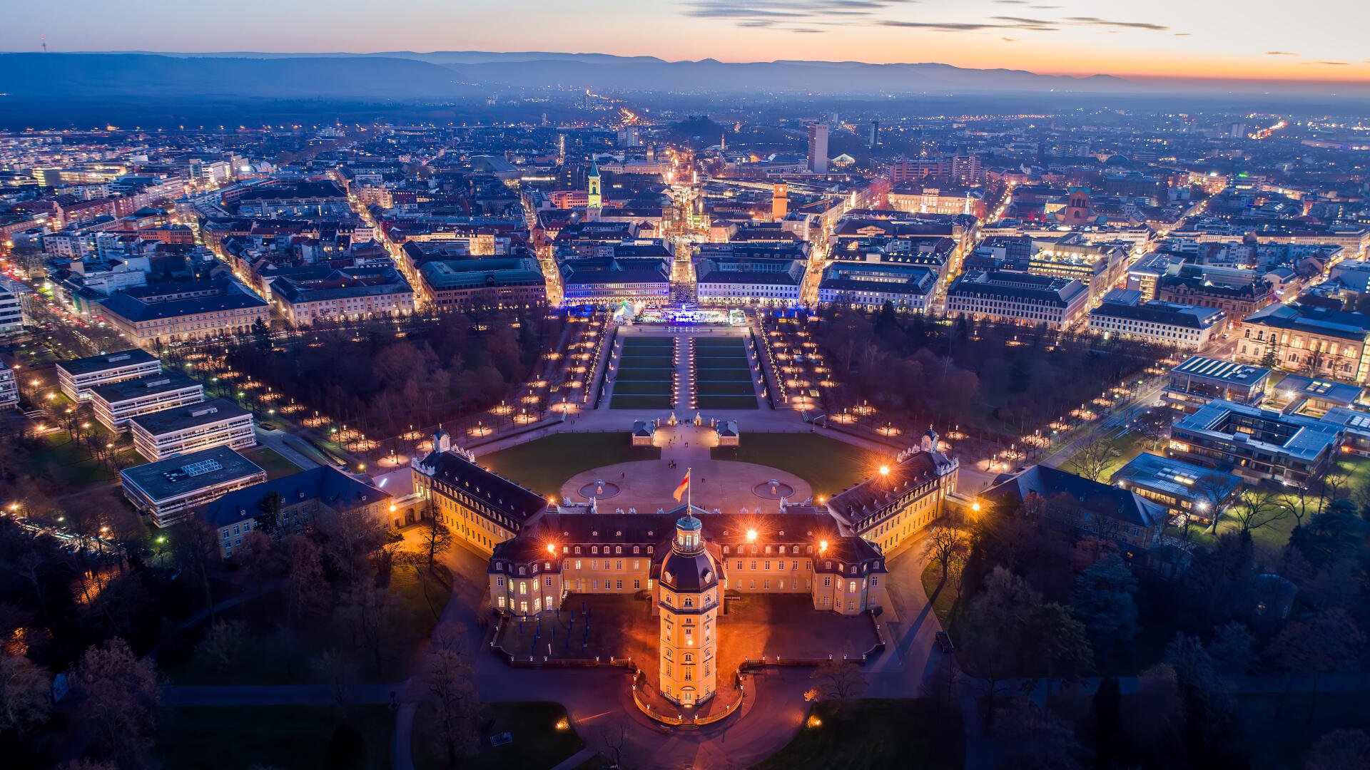 5K Ultra HD PC desktop wallpaper: aerial view of Karlsruhe, Baden-Württemberg, Germany at dusk, illuminated Karlsruhe Palace with radiating city streets.