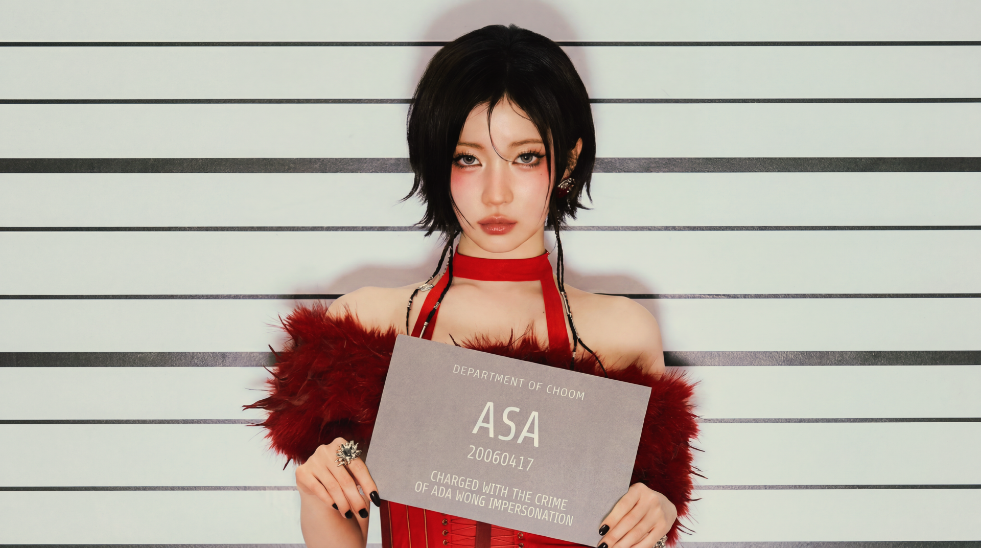 5K K-pop desktop wallpaper: dark-haired model in a red feather boa holds an ASA mugshot placard, BABYMONSTER/Choom-inspired styling with an Ada Wong cosplay vibe.