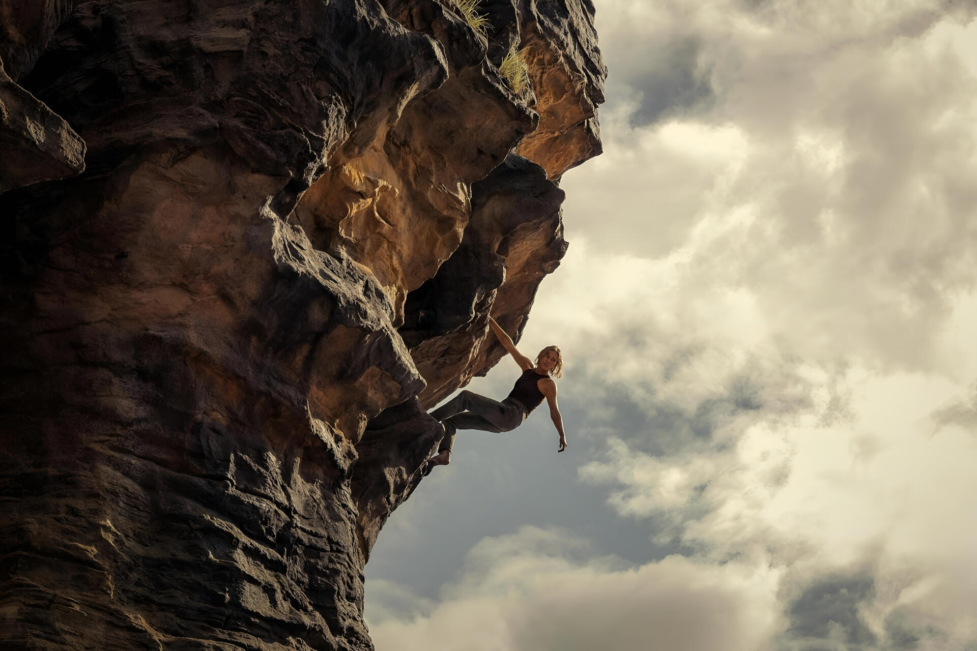 4K Ultra HD PC desktop wallpaper/background from the movie Apex (2026): lone climber hangs from a sheer rock face against dramatic cloudy skies.